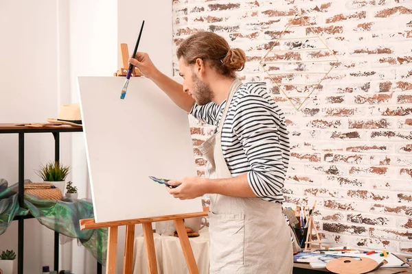 Young male artist painting at home — Stock Photo, Image