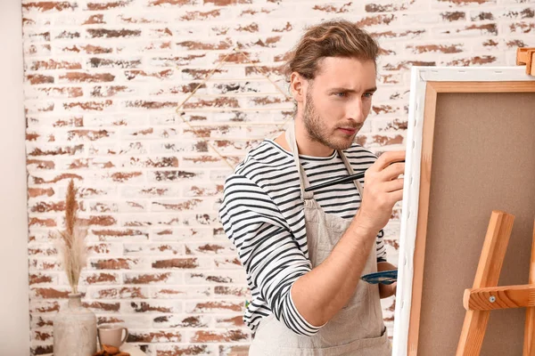 Jovem artista masculino pintura em casa — Fotografia de Stock