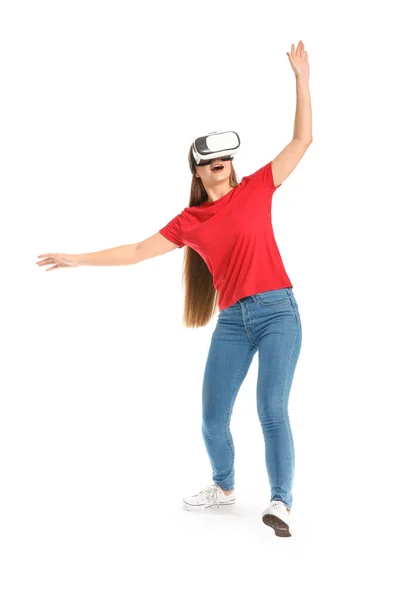 Молода жінка з VR окулярами на білому тлі — стокове фото