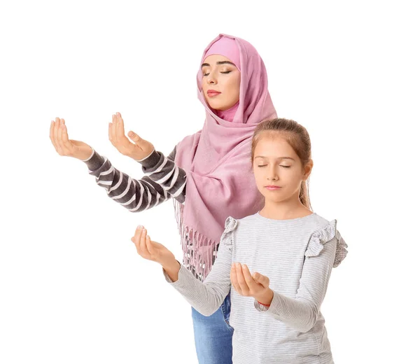Retrato de mulher muçulmana com filha orando contra fundo branco — Fotografia de Stock