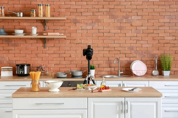 Gotowy makaron z warzywami i profesjonalny aparat fotograficzny w kuchni — Zdjęcie stockowe