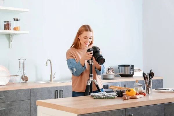 Genç fotoğrafçı mutfakta sebze salatası fotoğrafı çekiyor. — Stok fotoğraf