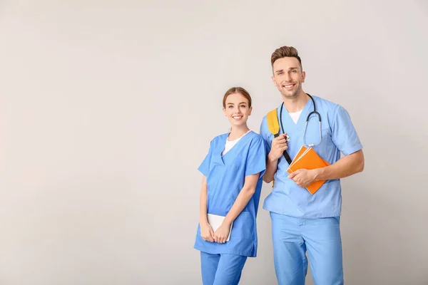 Medische studenten op lichte achtergrond — Stockfoto