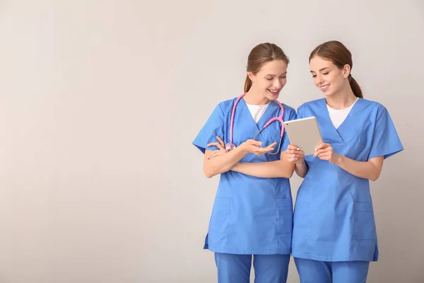 Studenti di medicina femminile su sfondo chiaro — Foto Stock