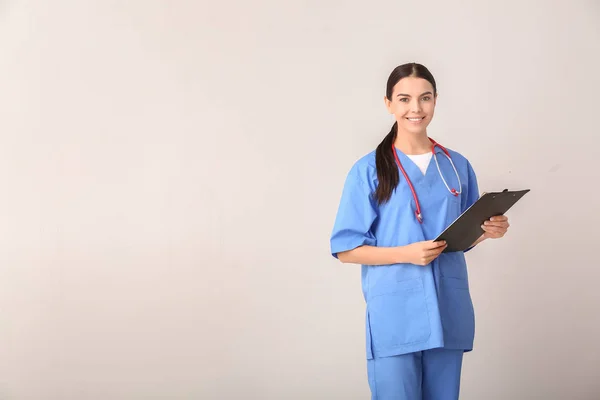 Žena student medicíny na světlém pozadí — Stock fotografie