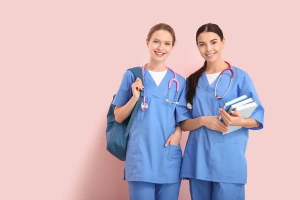 Ženské lékařské studenty na barevném pozadí — Stock fotografie