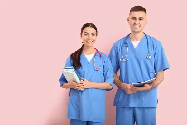 Medische studenten op kleur achtergrond — Stockfoto
