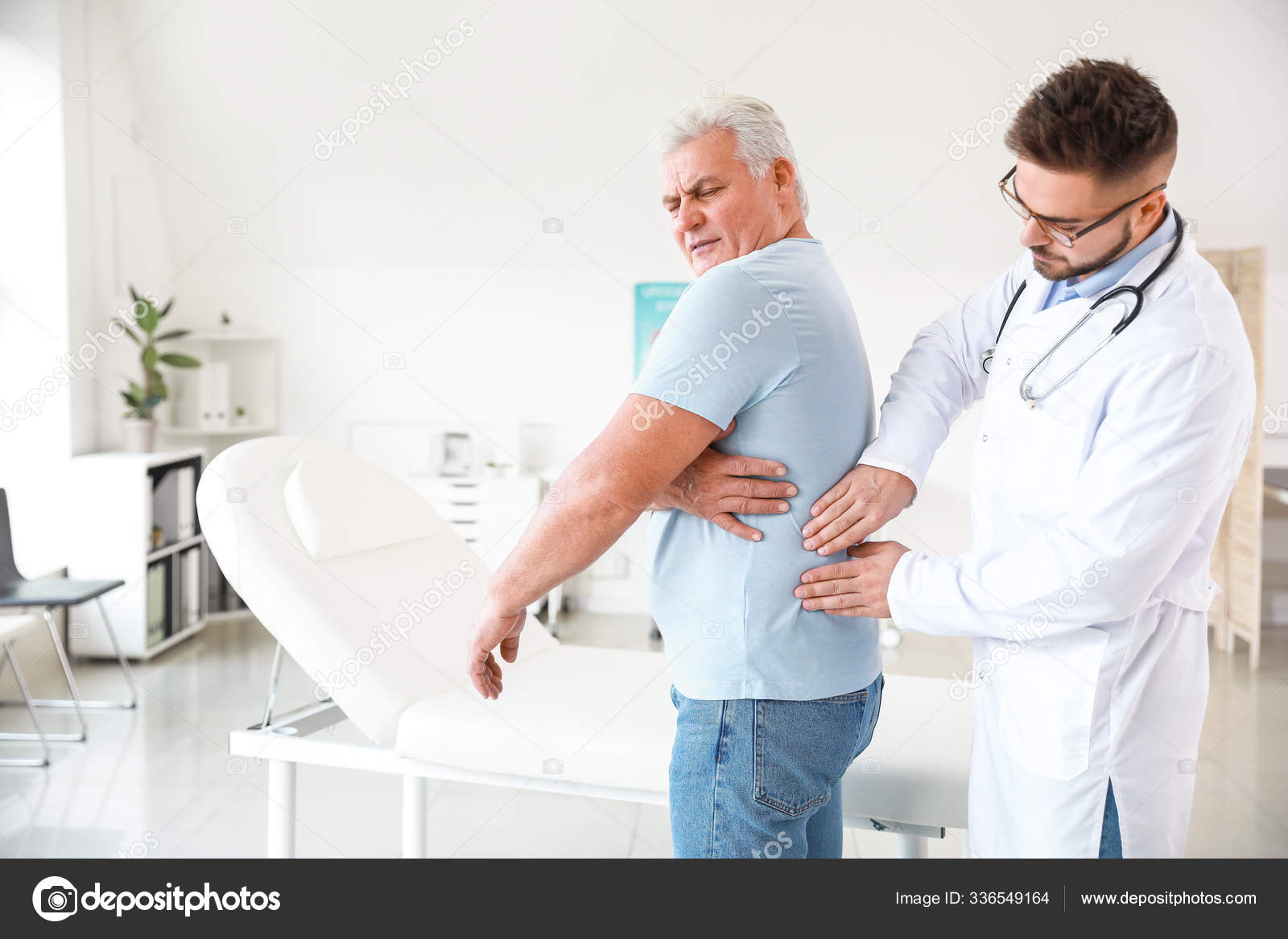 Urologista examinando paciente maduro na clínica — Foto © serezniy