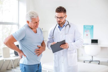 Olgun bir adam klinikte ürologu ziyaret ediyor.