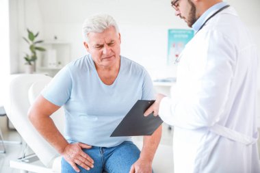 Olgun bir adam klinikte ürologu ziyaret ediyor.