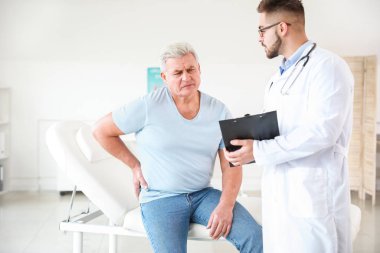 Olgun bir adam klinikte ürologu ziyaret ediyor.