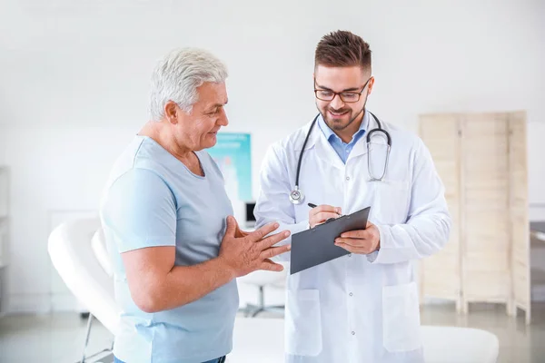 Starší muž na návštěvě urologa na klinice — Stock fotografie