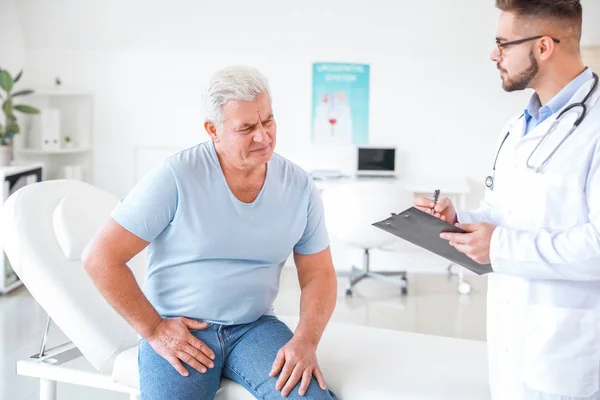 Homem maduro visitando urologista na clínica — Fotografia de Stock