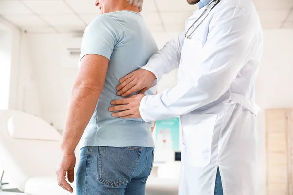 Ürolog klinikte olgun bir hastayı muayene ediyor.