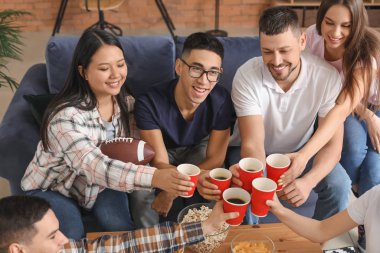 TV 'de ragbi izlerken bir grup taraftar