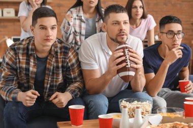 Bir grup taraftar TV 'de ragbi izliyor.