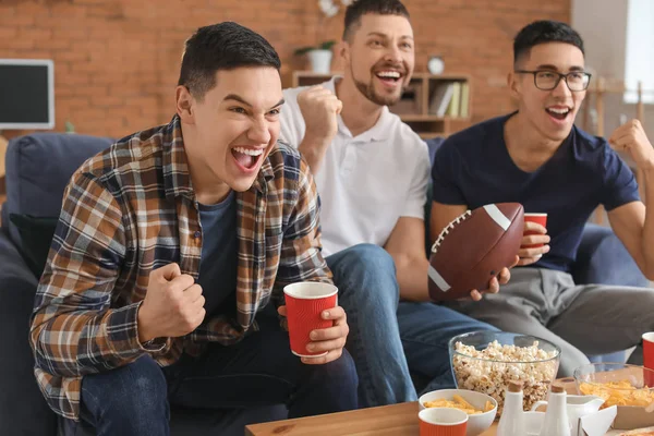 Grupo de fãs assistindo rugby na TV — Fotografia de Stock