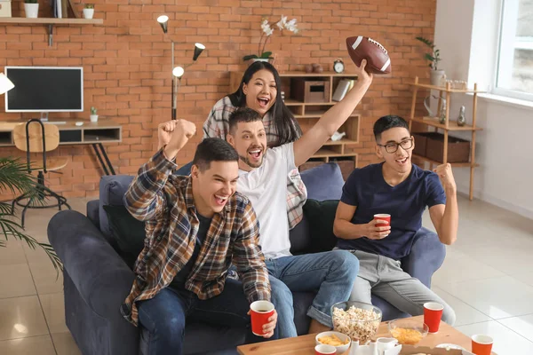 Gruppo di fan che guardano il rugby in TV — Foto Stock