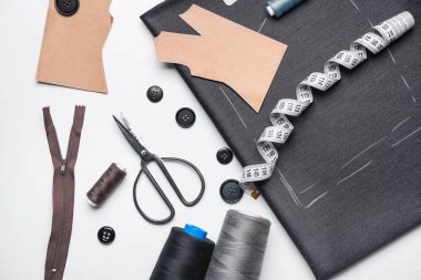 Beyaz arka planda dikiş desenli terzi malzemeleri.