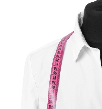 Gömlekli manken ve beyaz arka planda mezura.