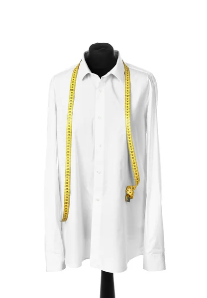 Manekin z dopasowaną koszulą i taśmą pomiarową na białym tle — Zdjęcie stockowe