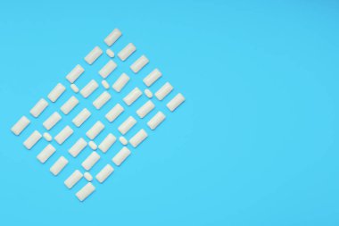 Dişetleri renk arkaplanı üzerinde çiğniyor