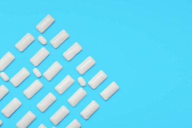 Dişetleri renk arkaplanı üzerinde çiğniyor