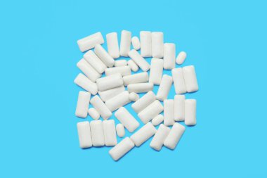 Dişetleri renk arkaplanı üzerinde çiğniyor