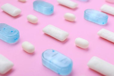 Renk arkaplanında farklı sakız çiğneme