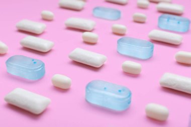 Renk arkaplanında farklı sakız çiğneme