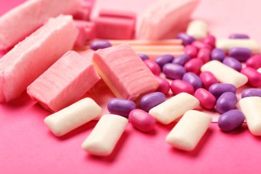 Renk arkaplanında farklı sakız çiğneme