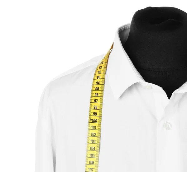Manequim com camisa sob medida personalizada e fita métrica no fundo branco, close-up — Fotografia de Stock