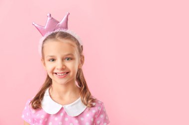 Renkli arka planda şirin bir kız.