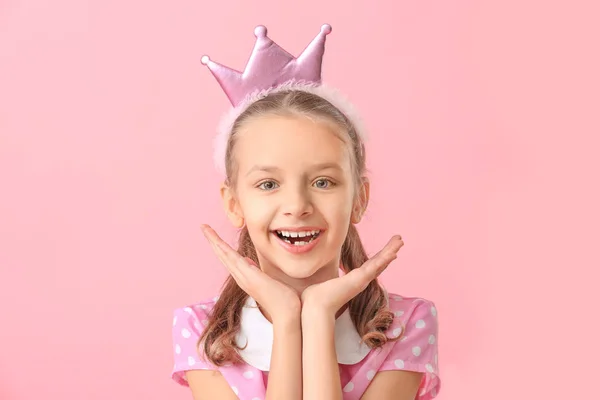 Roztomilé holčička na barevném pozadí — Stock fotografie