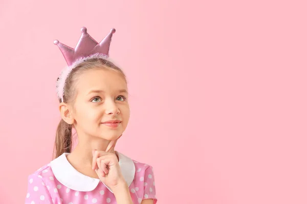 Nachdenkliches kleines Mädchen auf farbigem Hintergrund — Stockfoto