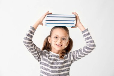 Beyaz arka plan kitapları ile sevimli küçük kız