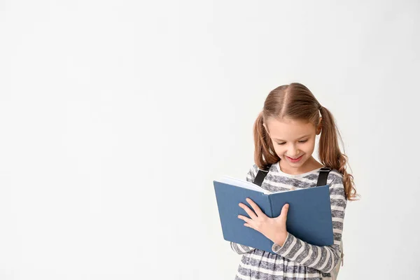 Menina bonito com notebook no fundo branco — Fotografia de Stock