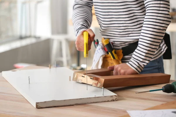 Artesano montando muebles en taller — Foto de Stock