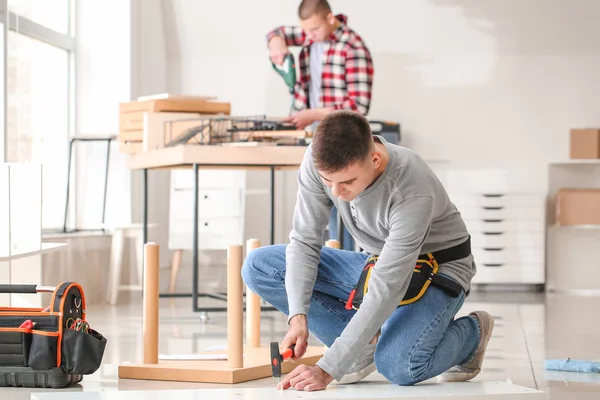 Artesano montando muebles en taller — Foto de Stock