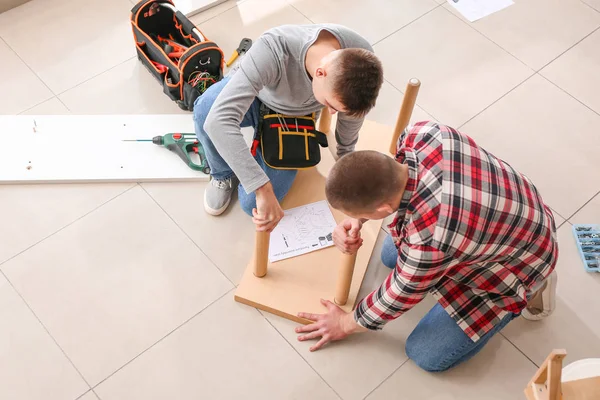 Artesanos montando muebles en taller — Foto de Stock