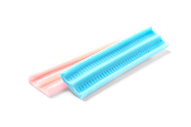 Beyaz arkaplanda diş etleri çiğneniyor