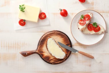 Lezzetli ekmek, domates ve tereyağı.