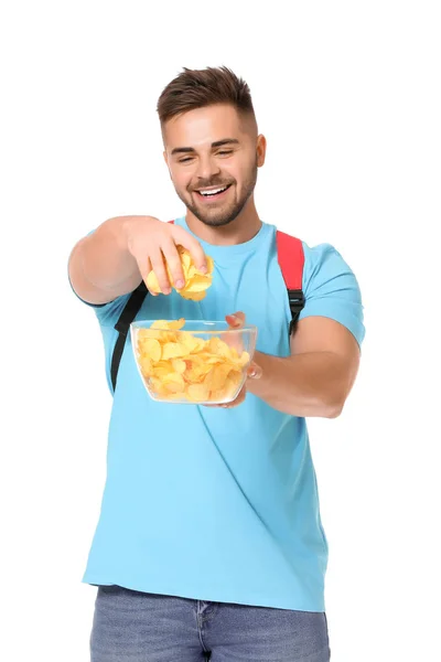 Estudante bonito do sexo masculino com saborosas batatas fritas no fundo branco — Fotografia de Stock