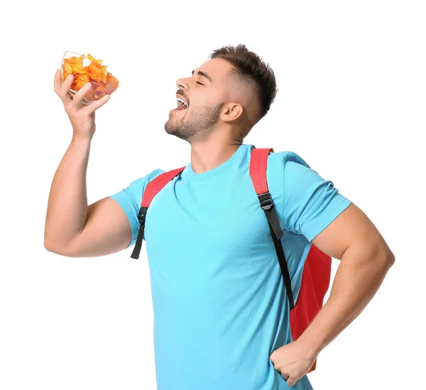 Estudante bonito do sexo masculino com saborosas batatas fritas no fundo branco — Fotografia de Stock