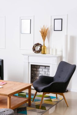 Şömineli modern odanın içi.