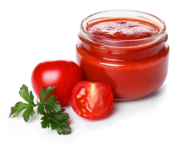 Potje met lekkere tomatensaus op witte achtergrond — Stockfoto