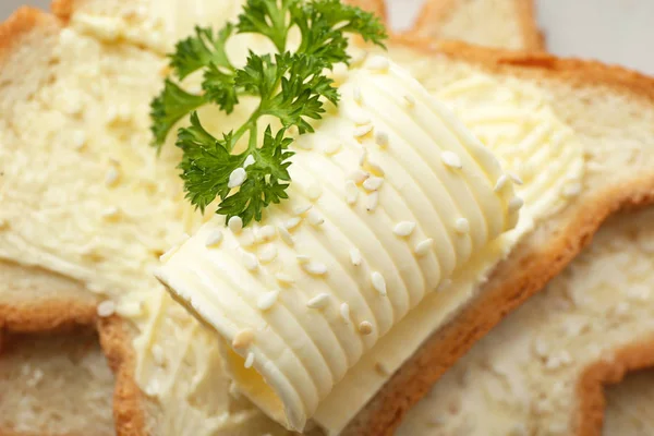 Taze tereyağlı dilimler, yakın plan.