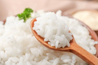 Kaynamış pirinçli kaşık ve kase, yakın plan.