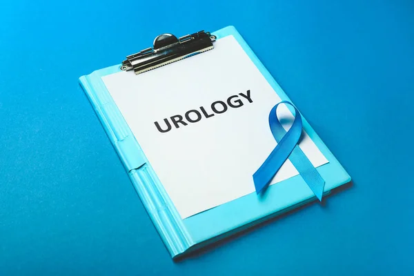 Fita azul com área de transferência no fundo da cor. Conceito de câncer de próstata — Fotografia de Stock