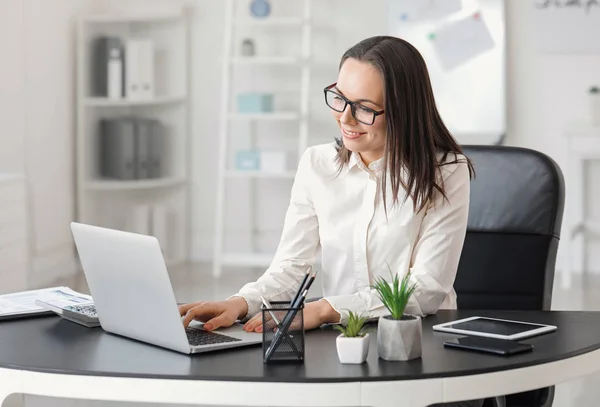 Young businesswoman working in modern office — Stock Photo, Image